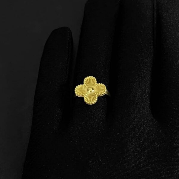 Anel de Flor Trevo Banhado a Ouro 18k Estilo Virgínia - Image 4